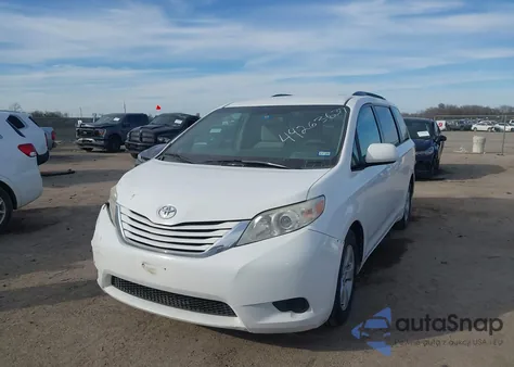 2015 Toyota Sienna Le 8 Passenger z USA, uszkodzony, nr VIN 5TDKK3DC6FS543724